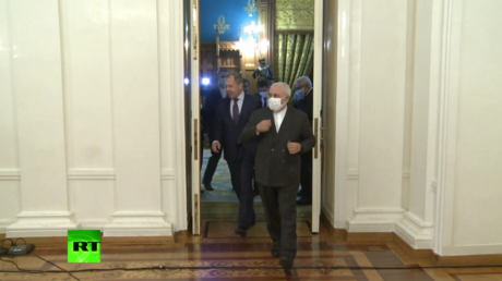 WATCH Iran’s Zarif remove face mask with relief during Moscow talks with Lavrov, after taking it on & off repeatedly (VIDEO)