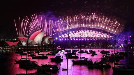Bye-bye 2020: New Year celebrations kick off around the globe (VIDEOS)