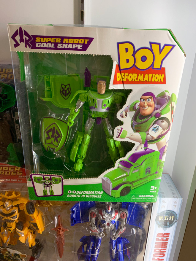 Hilariously bad bootleg toy.