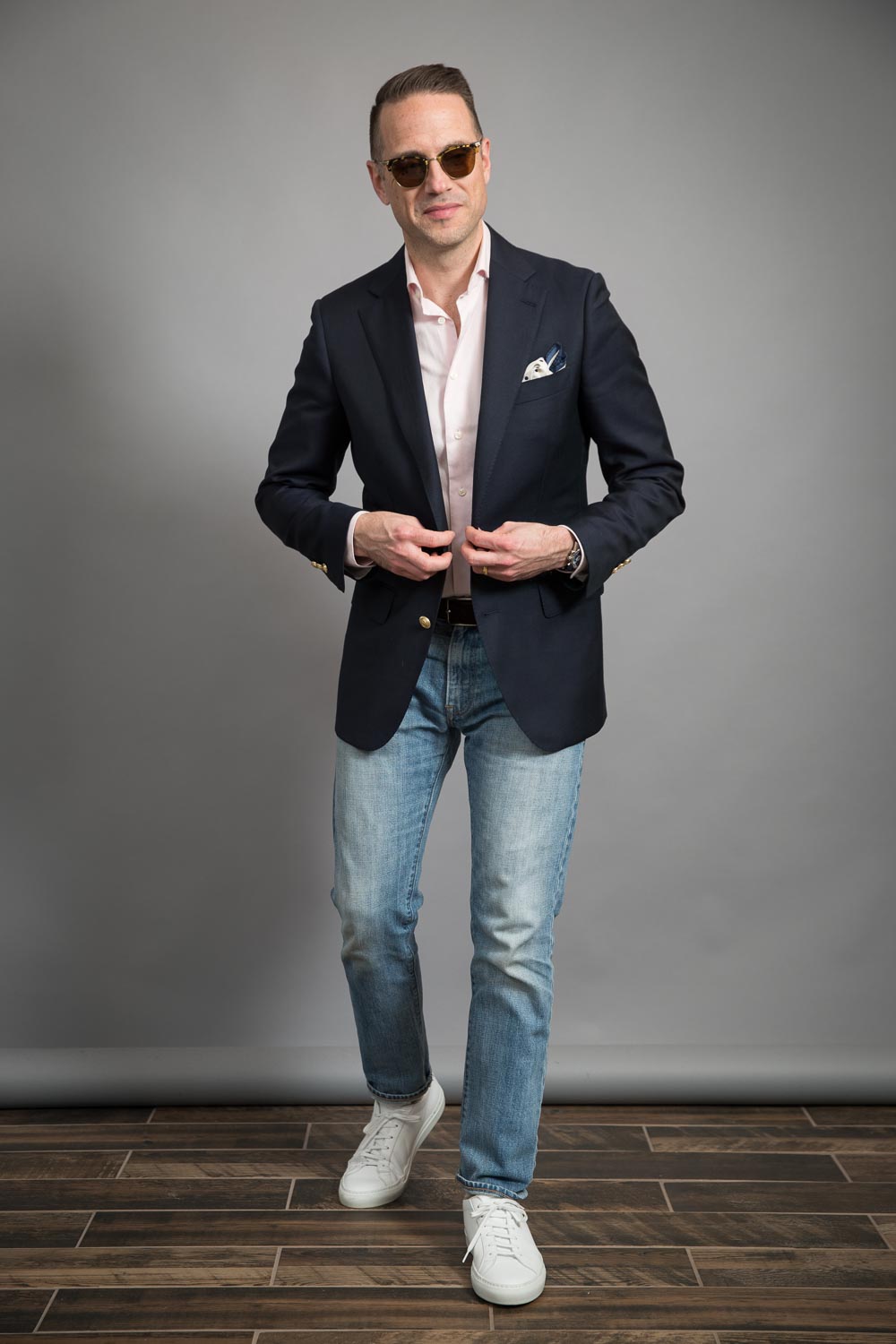 how-to-wear-a-mens-casual-navy-blazer-and-jeans-look-for-spring-pink-shirt-white-sneakers