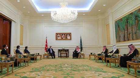 Turkey & Saudi Arabia agree to keep mending relations during Turkish FM's first visit to Kingdom since Khashoggi's murder
