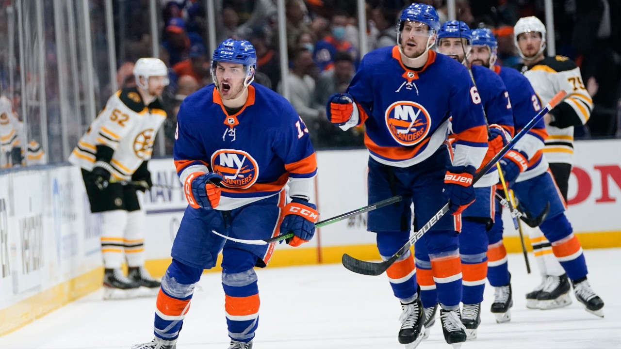 Barzal scores late winner as Islanders pull even with Bruins