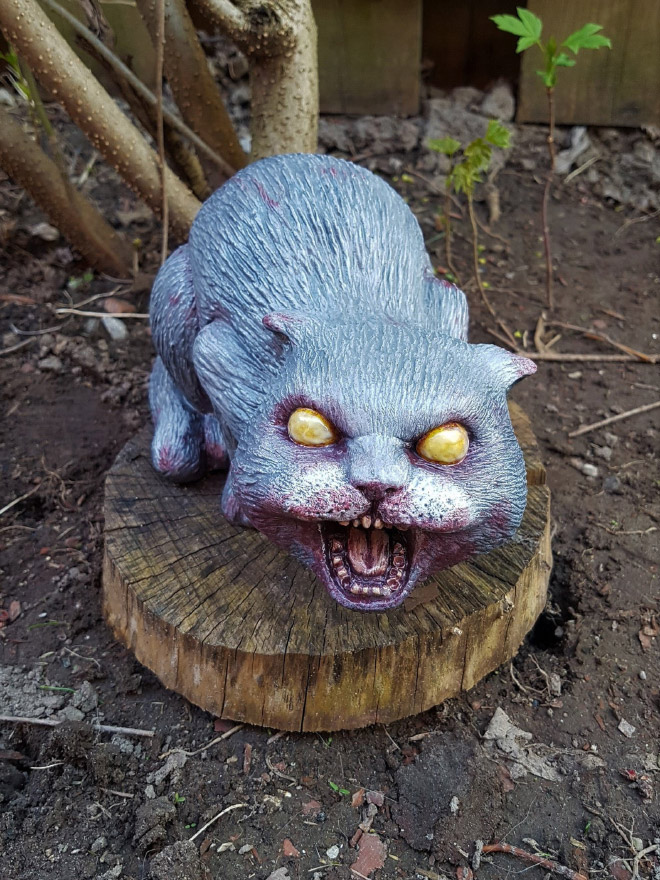 Zombie garden cat.