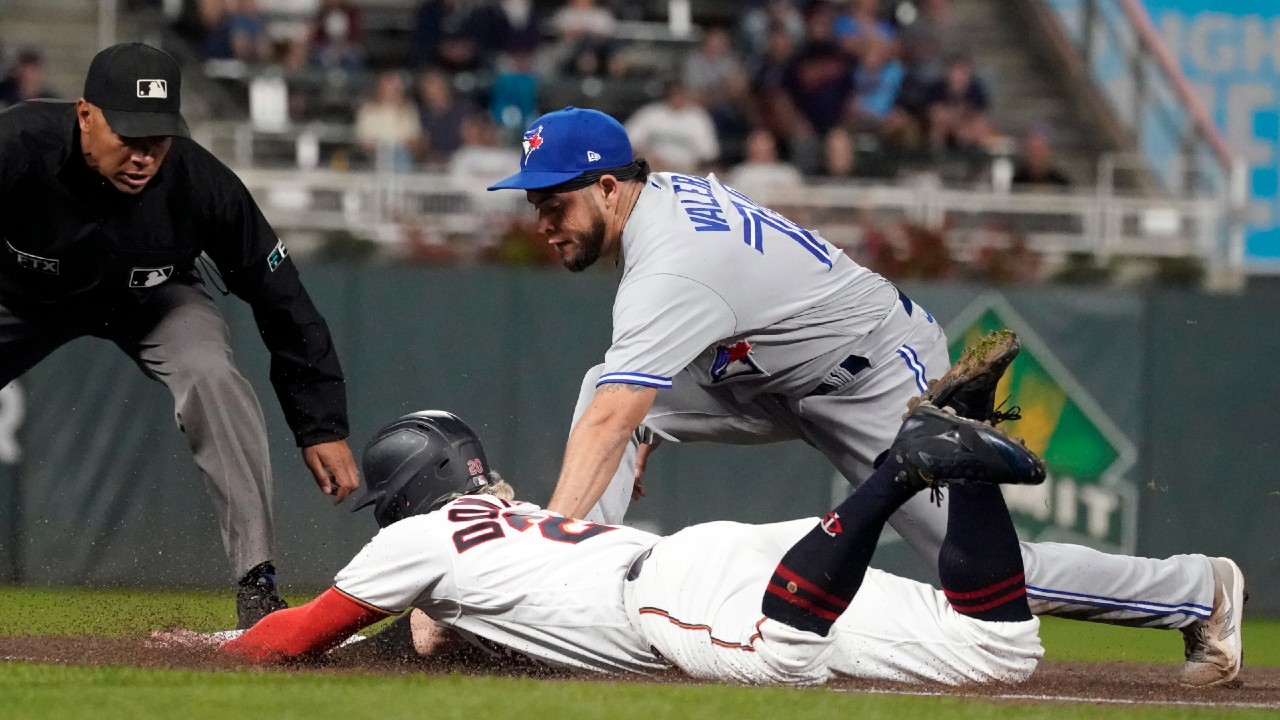 Blue Jays miss chance to gain ground in AL wild-card race with loss to Twins