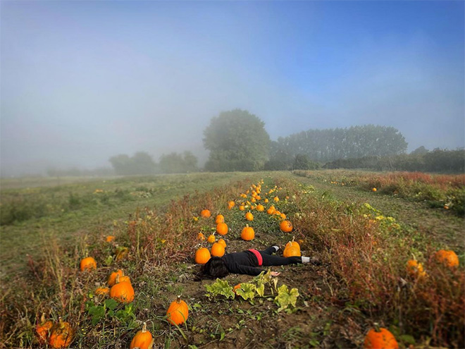 Playing dead as a form of art photography.