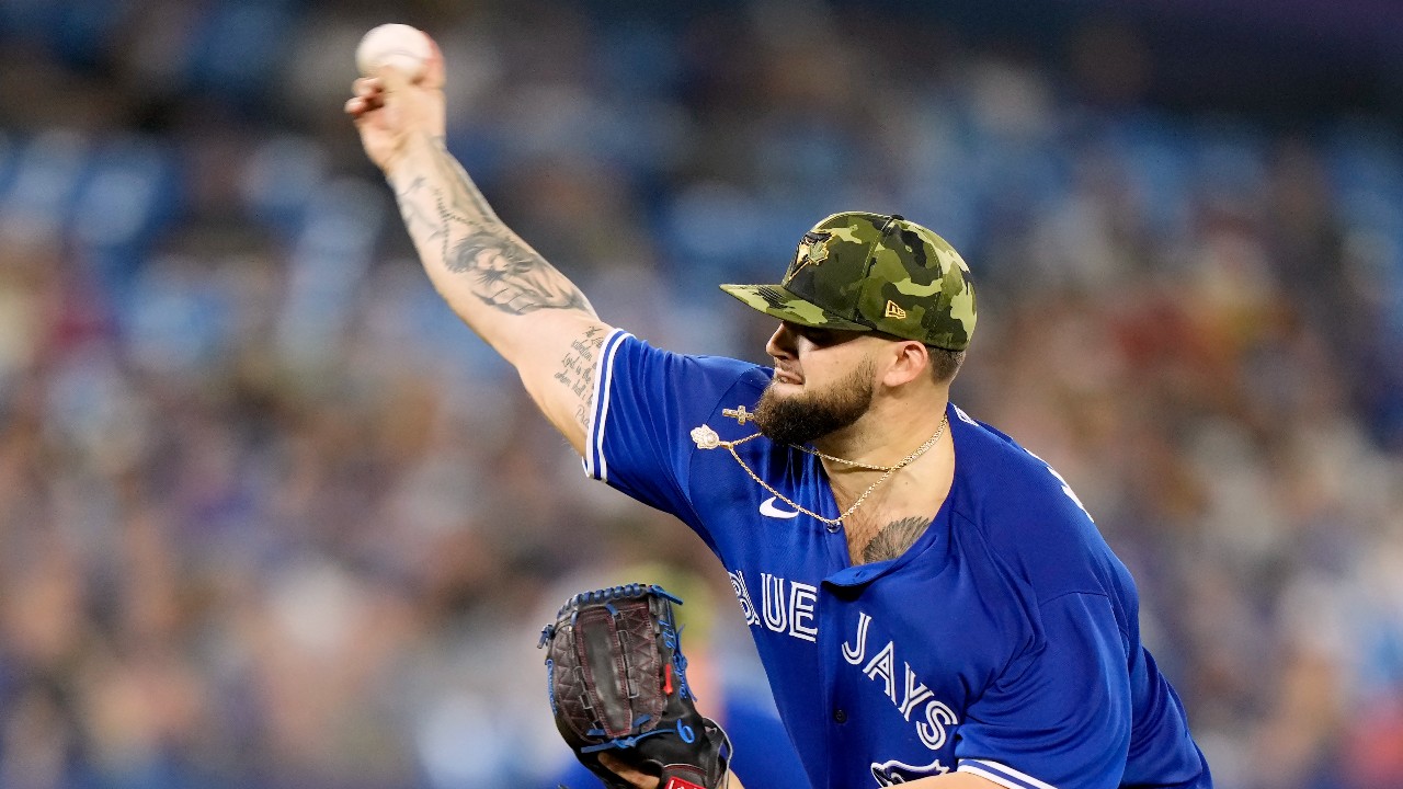 Manoah can’t convince Blue Jays to let him go for complete game vs. Reds