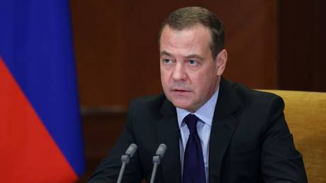 Medvedev responds to military threat from ex-US general