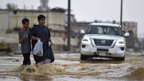 Saudi Arabia hit by flash floods (VIDEOS)