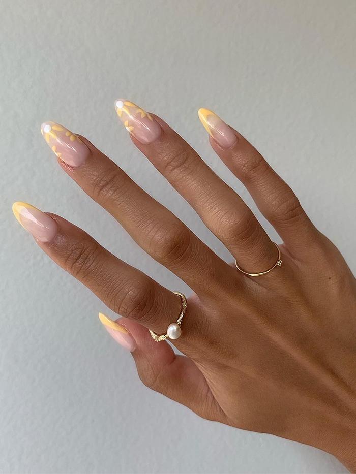 Flower Nails Are Everywhere I Look, but These 19 Designs Are the Most Adorable
