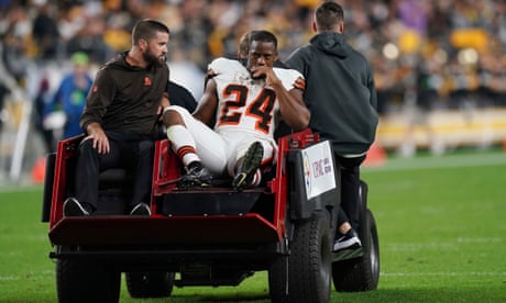 Browns’ Nick Chubb carted off with apparent severe knee injury against Steelers