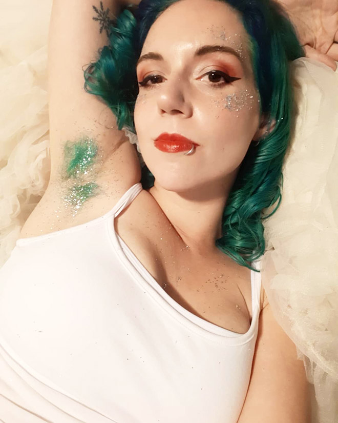 Glitter in armpit hair: beautiful or not?