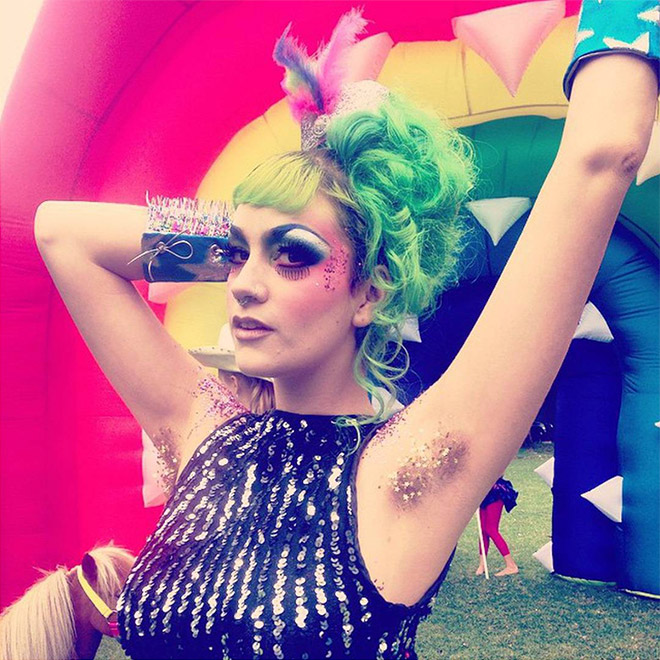 Glitter in armpit hair: beautiful or not?