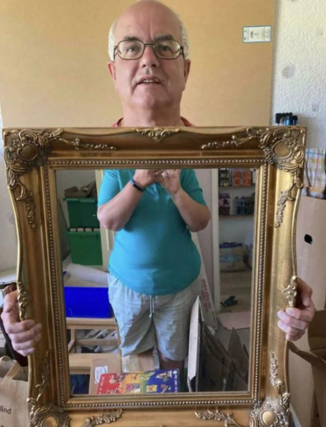 Looking At People Trying To Sell Mirrors Is Hilarious