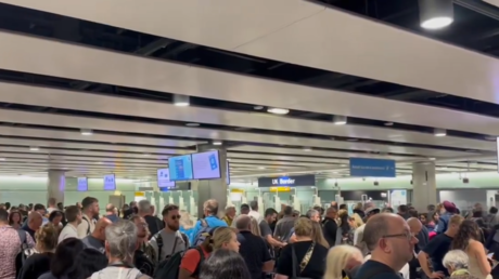 UK airports paralyzed by nationwide system outage (VIDEOS)
