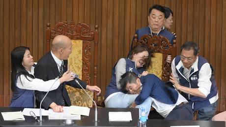 Chaos erupts in Taiwanese parliament (VIDEO)