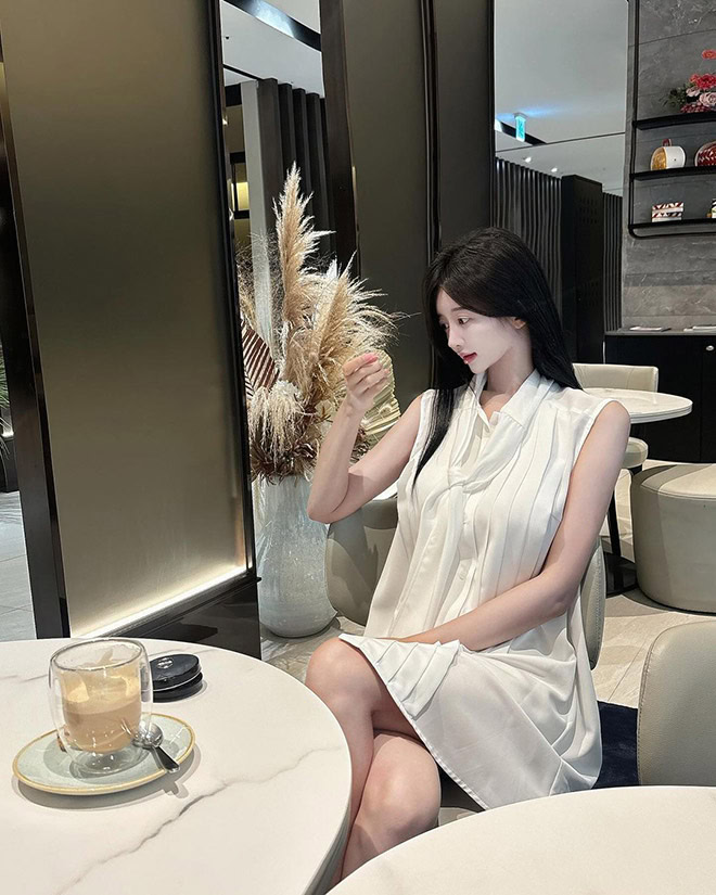 Meet Shashaeile: impossible-looking influencer from South Korea.