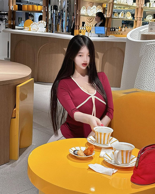 Meet Shashaeile: impossible-looking influencer from South Korea.