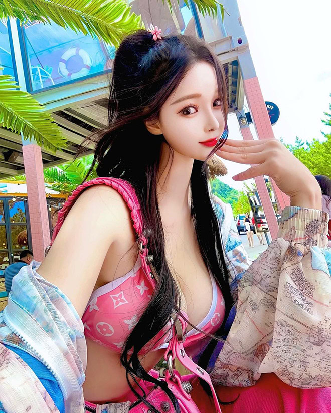 Meet Yoo A Seo: South Korea's doll-like Instagram star.