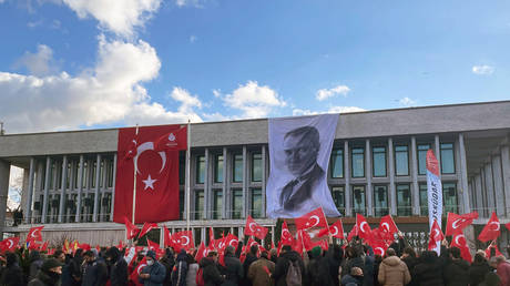 Turkish opposition politicians scuffle with police (VIDEOS)