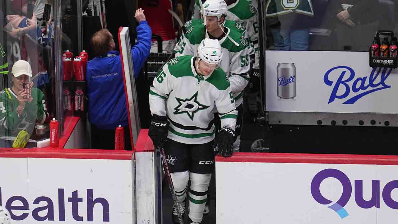 Stars’ Rantanen receives cheers, some boos in first game against Avalanche