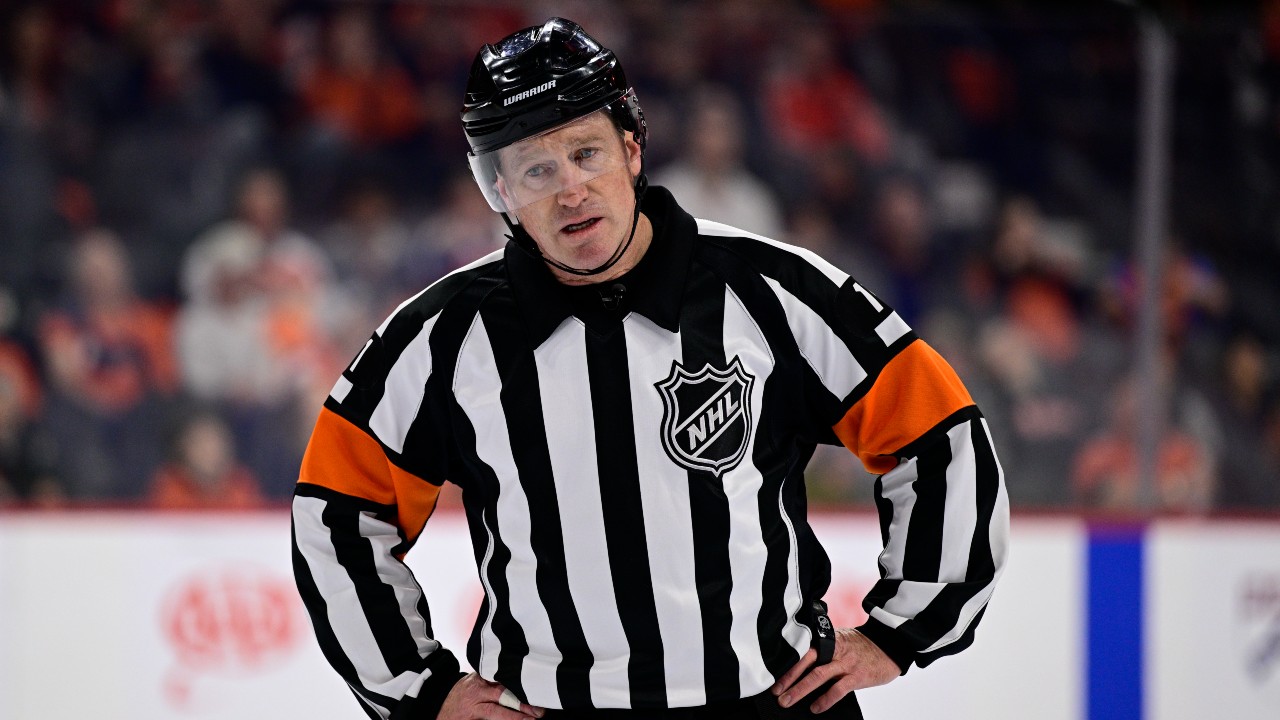 Referee Kelly Sutherland accidentally helps Maple Leafs score winning goal