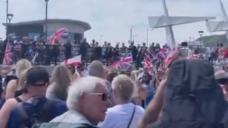 Dozens gather on UK coast to protest migration (VIDEOS)