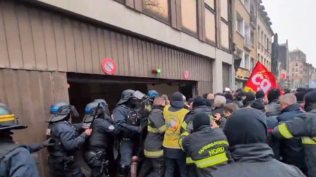 Firefighters fight police in France (VIDEOS)