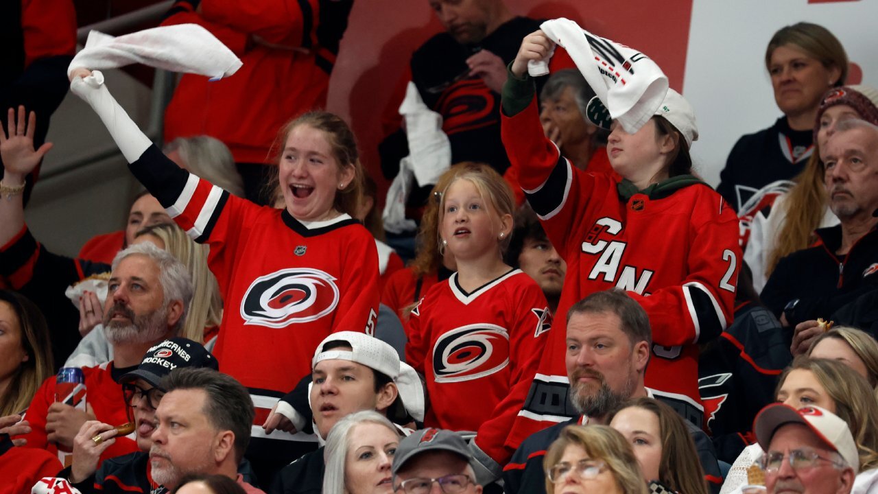 Hurricanes fans erupt in Ole chants during Game 5