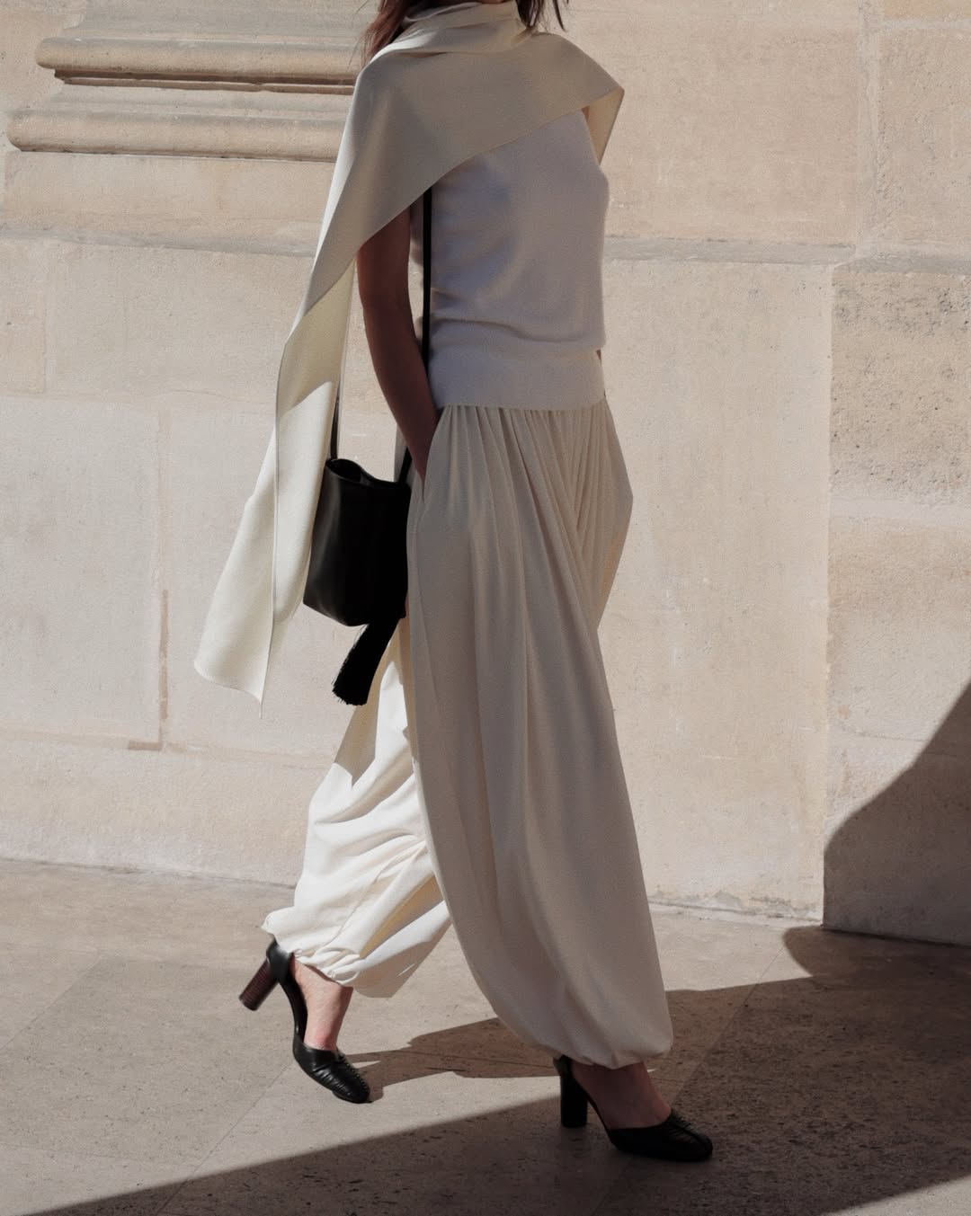 Influencer Annemiek Kessels wearing sarouel trousers and heeled pumps.