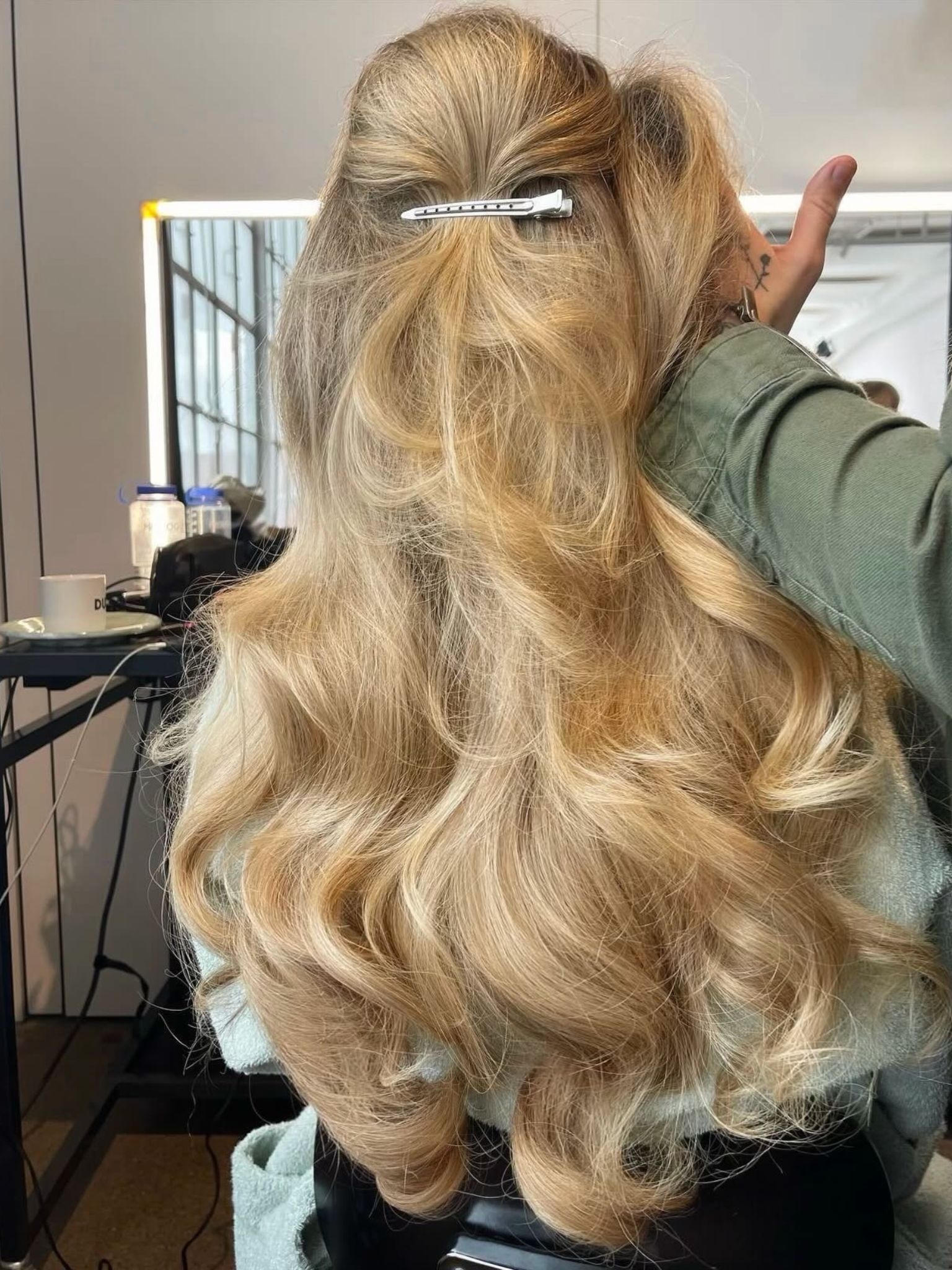 Stylist styling @emilisindlev's hair
