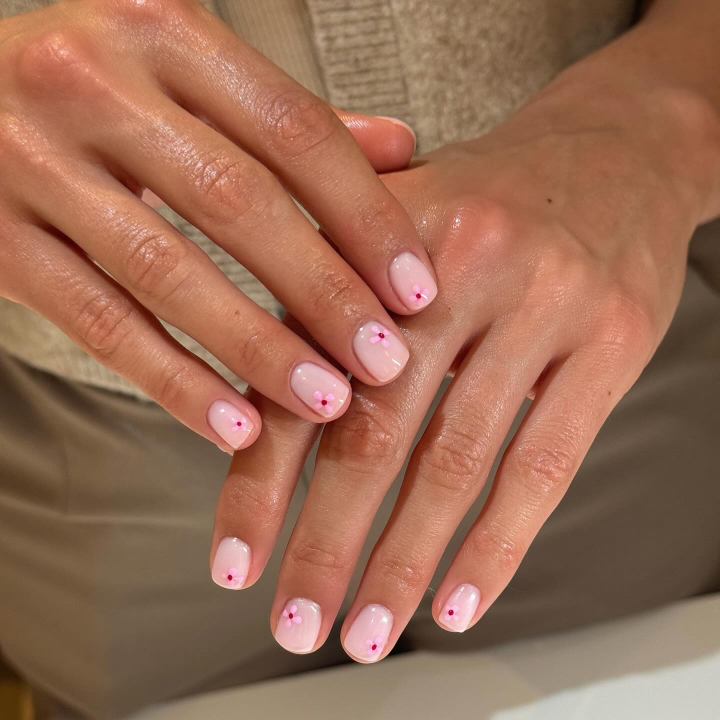 @corrinnabianca baby pink floral nail art