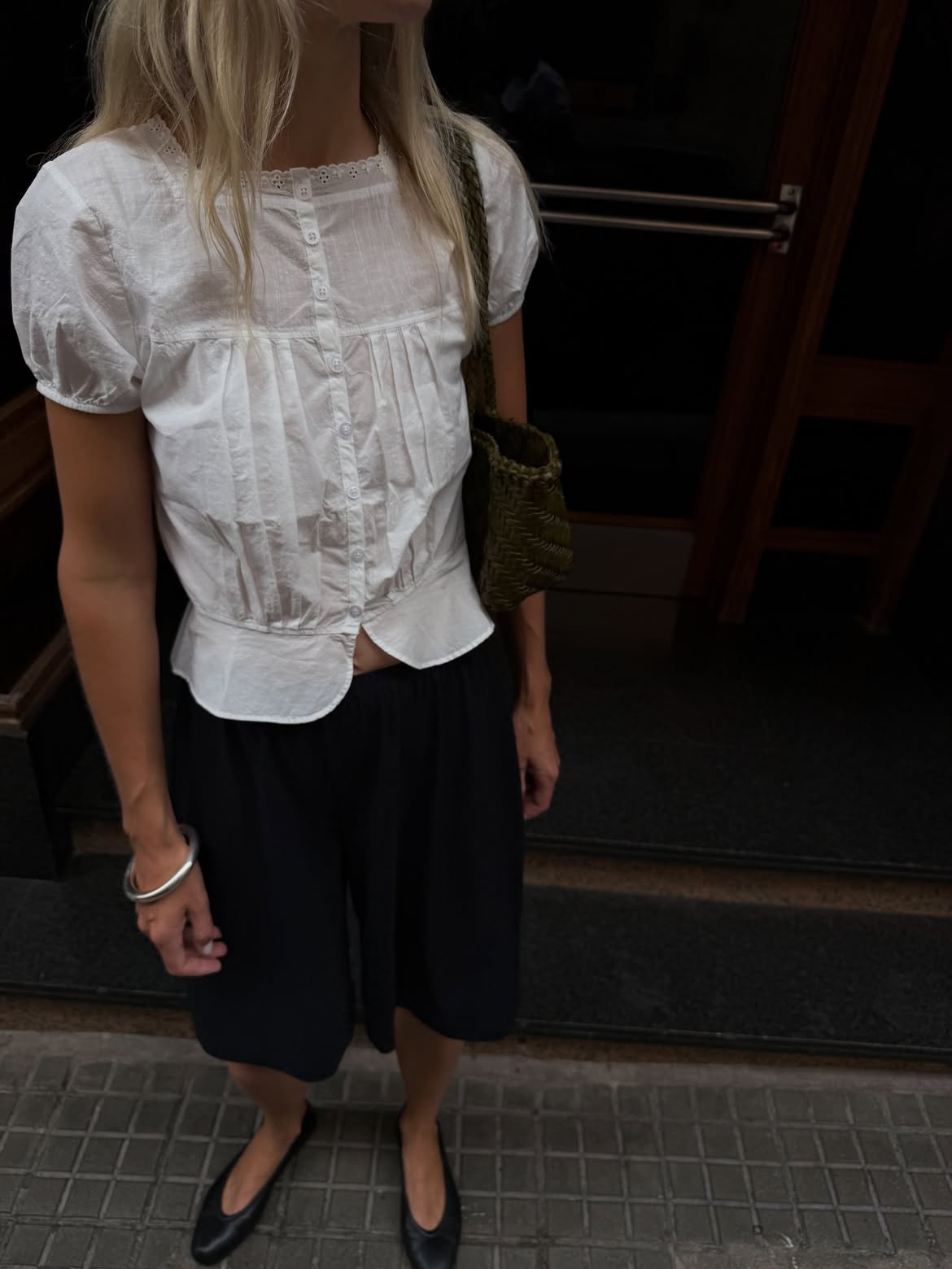 Linda Tol in Bermuda shorts