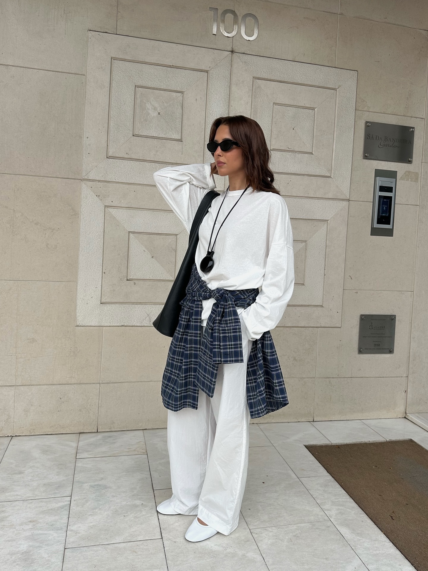 white-linen-trouser-outfits-summer-2026