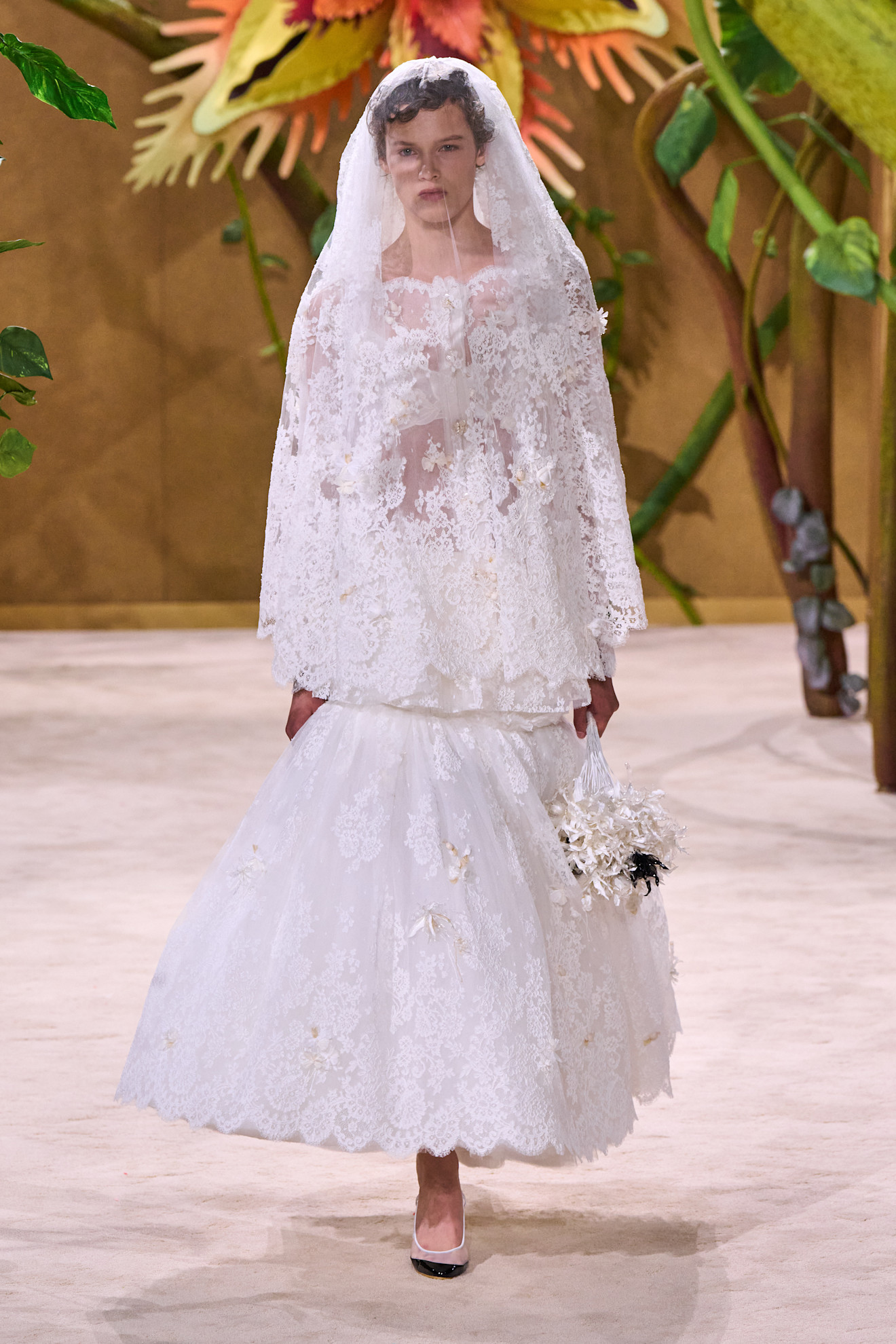 An image of the Chanel FW26 Haute Couture runway.
