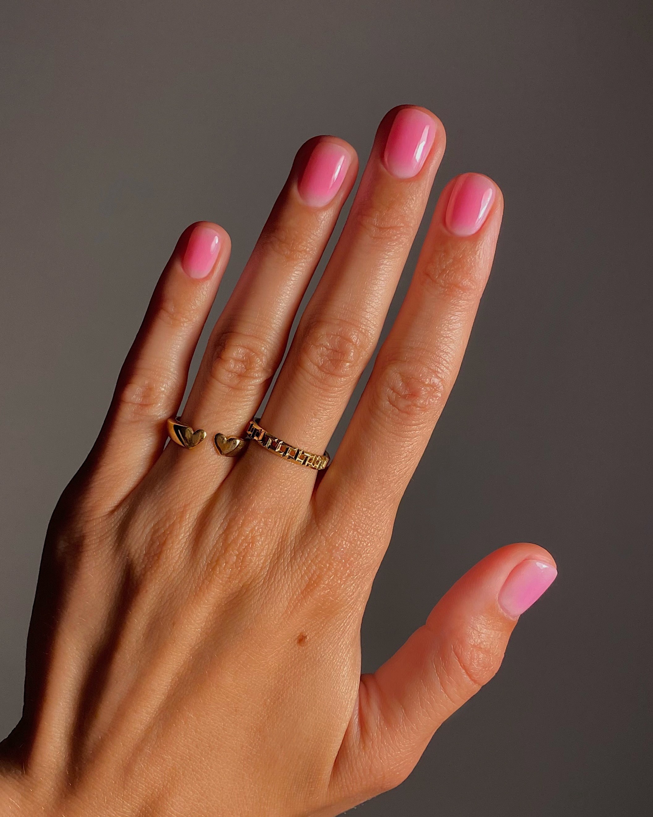 @matejanova's hand with her nails painted with a pink aura nail art design