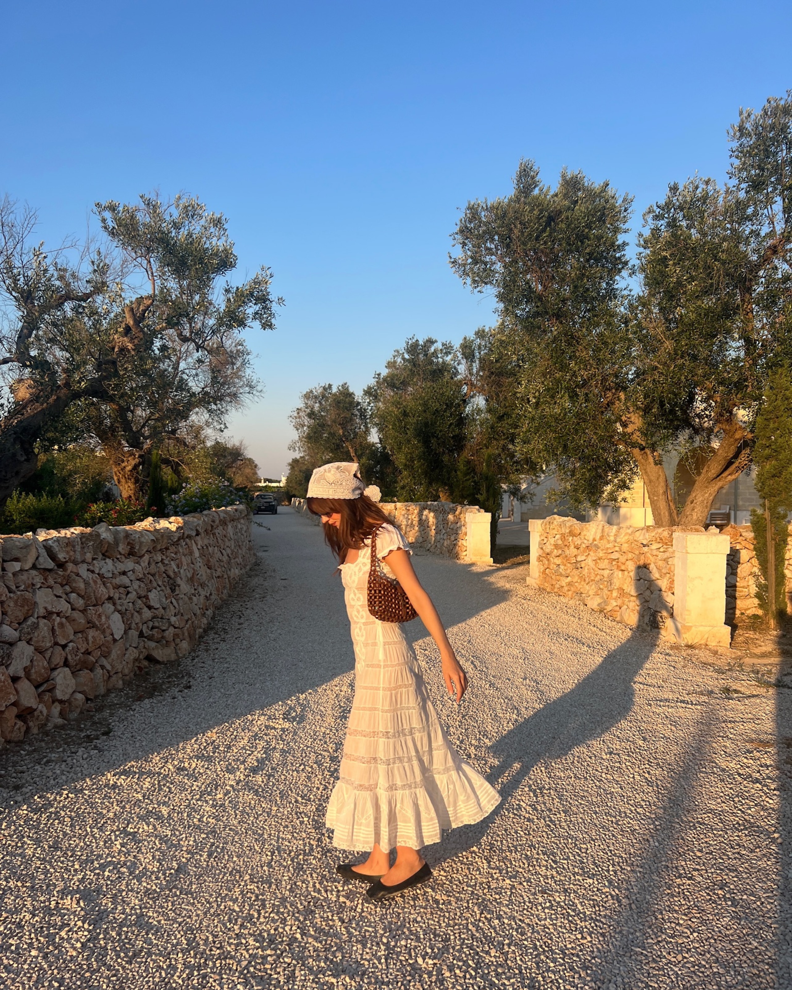 An image of Daisy Edgar-Jones carrying the Saint Laurent LE 5 &Agrave; 7 in wood beads.