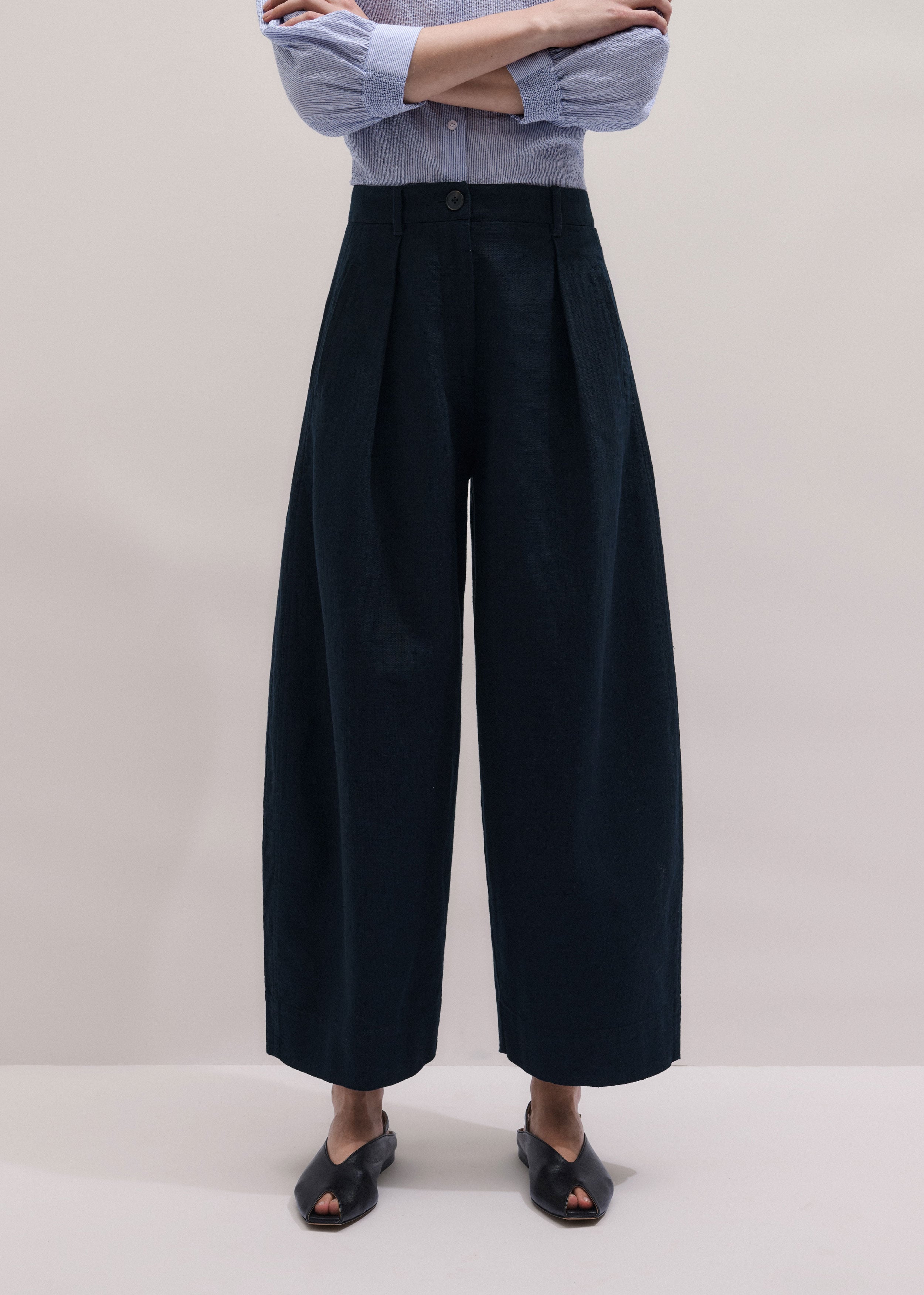Pleat Barrel Trouser