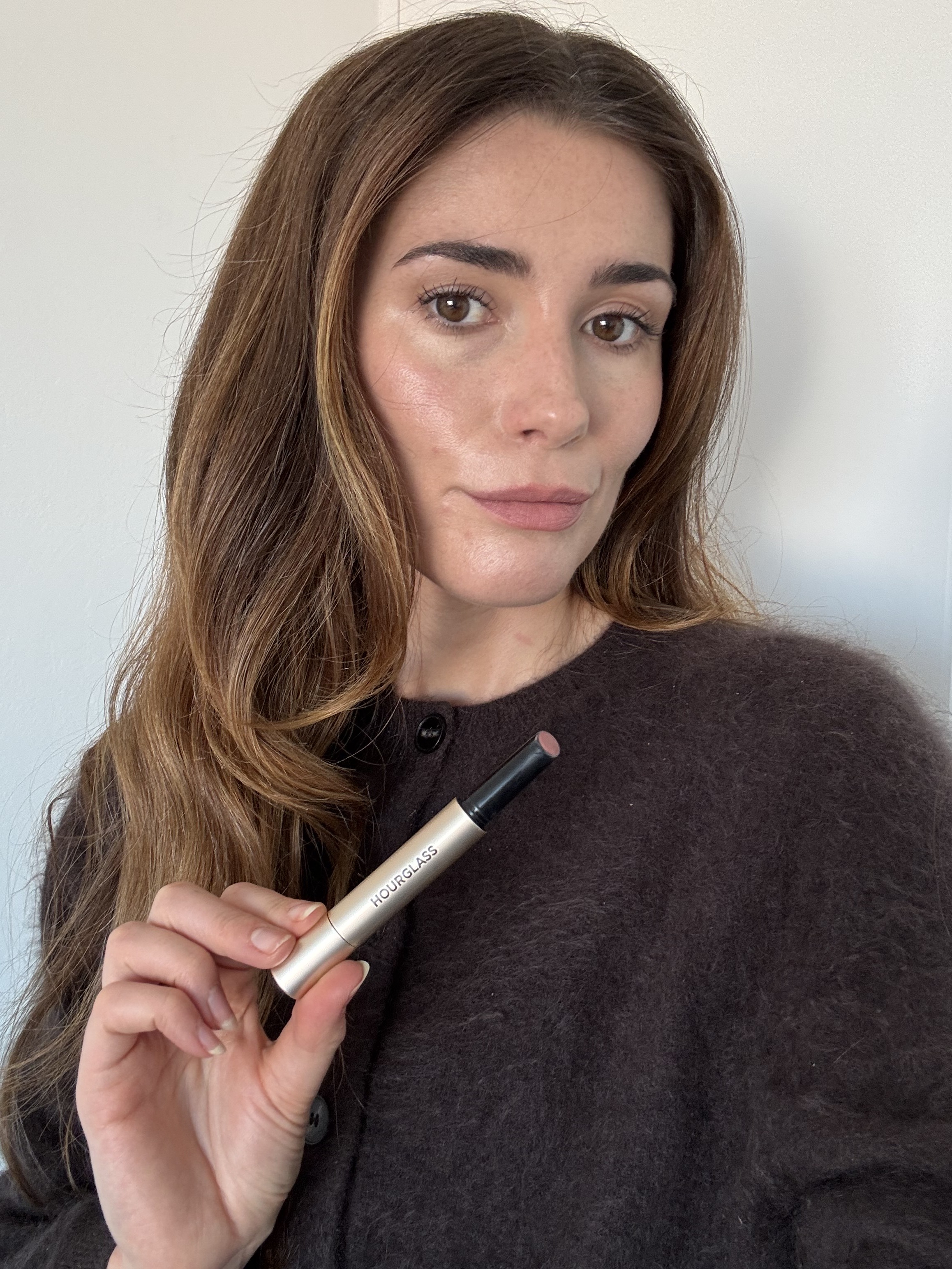 Eleanor wearing Hourglass Phantom Blur Balm in Echo