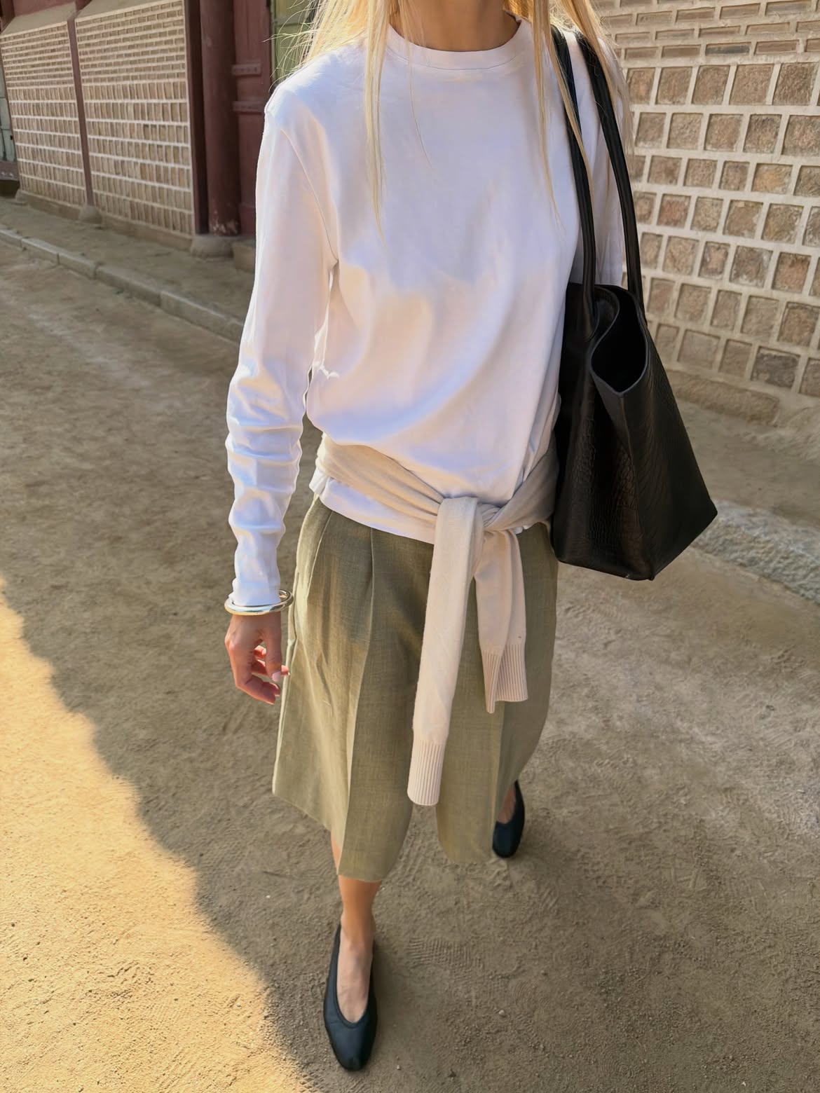 Linda Tol in khaki Bermuda shorts.