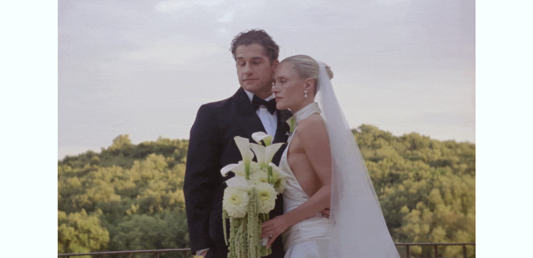 A GIF of Karoline and Max.
