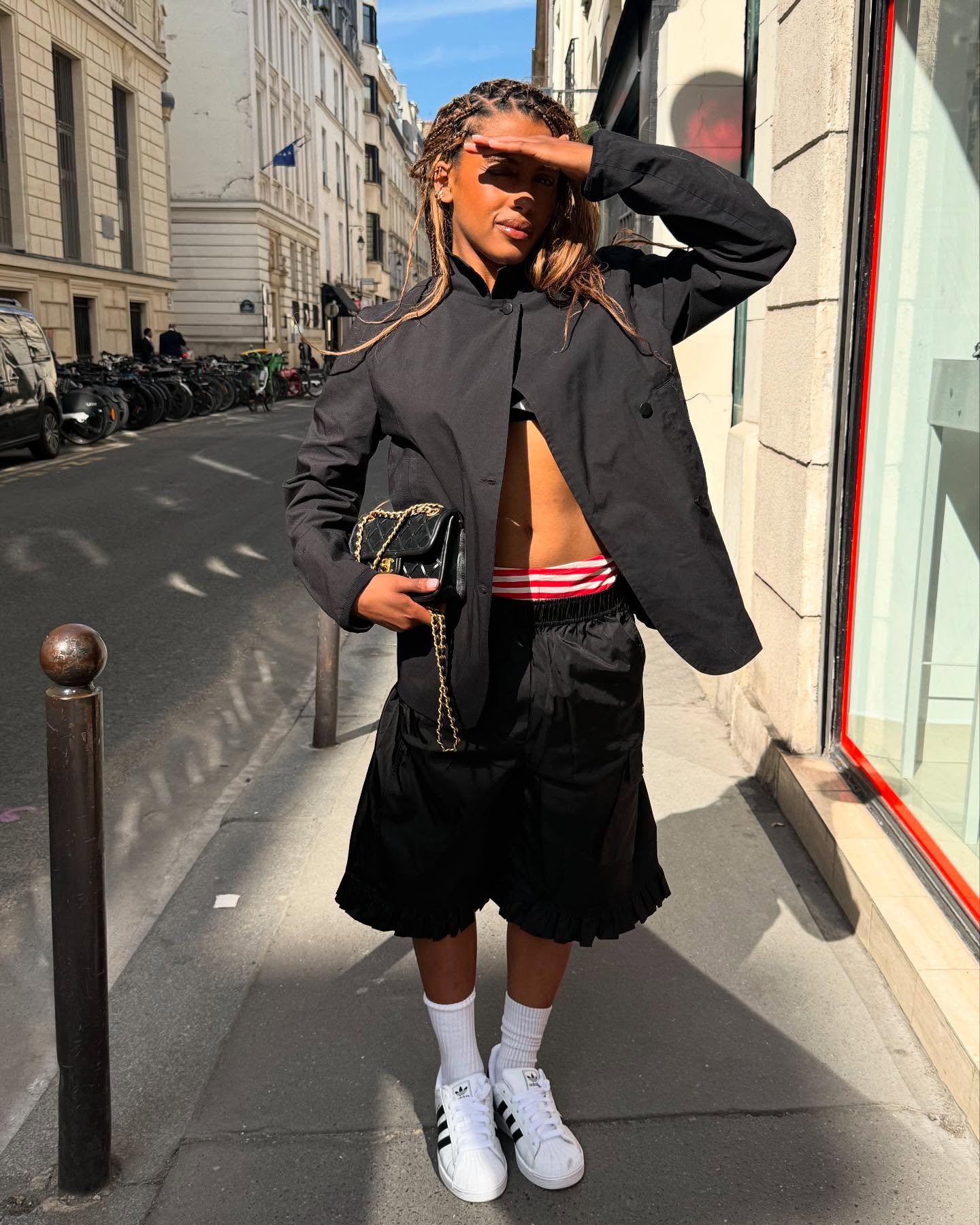 An image of @mv.tiangue wearing retro trainers.