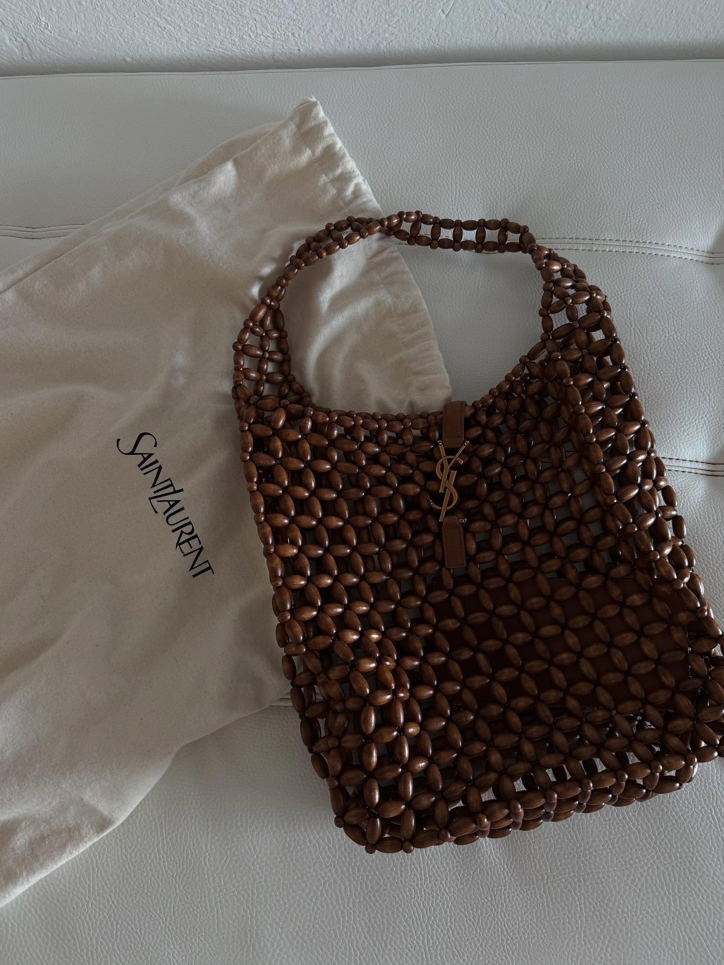 An image of the beaded Saint Laurent bag LE 5 &Agrave; 7 large in wood beads.