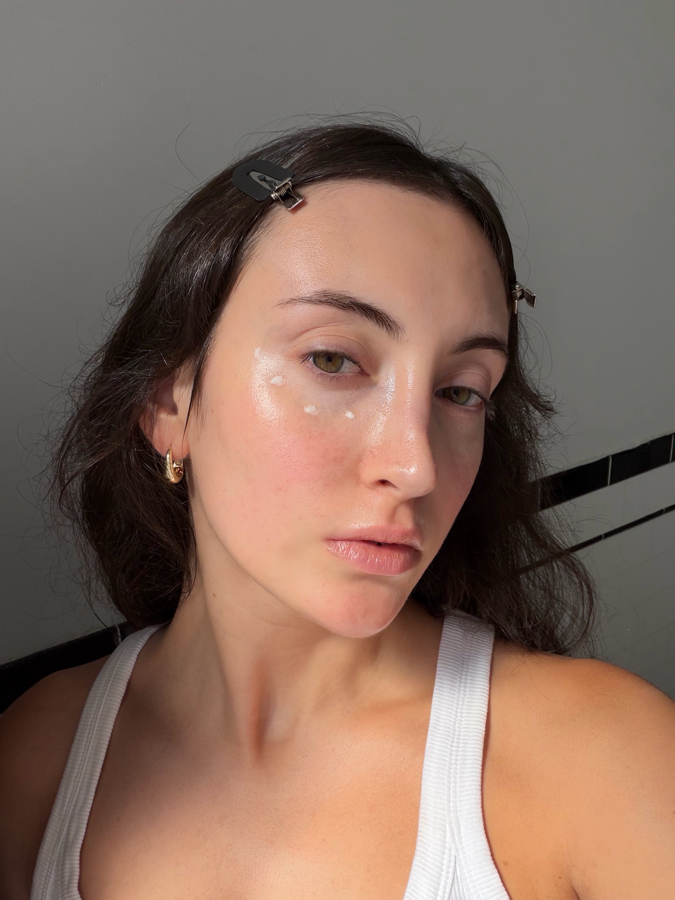 Who What Wear associate beauty editor Alyssa Brascia wearing the Clarins Double Eye Serum.