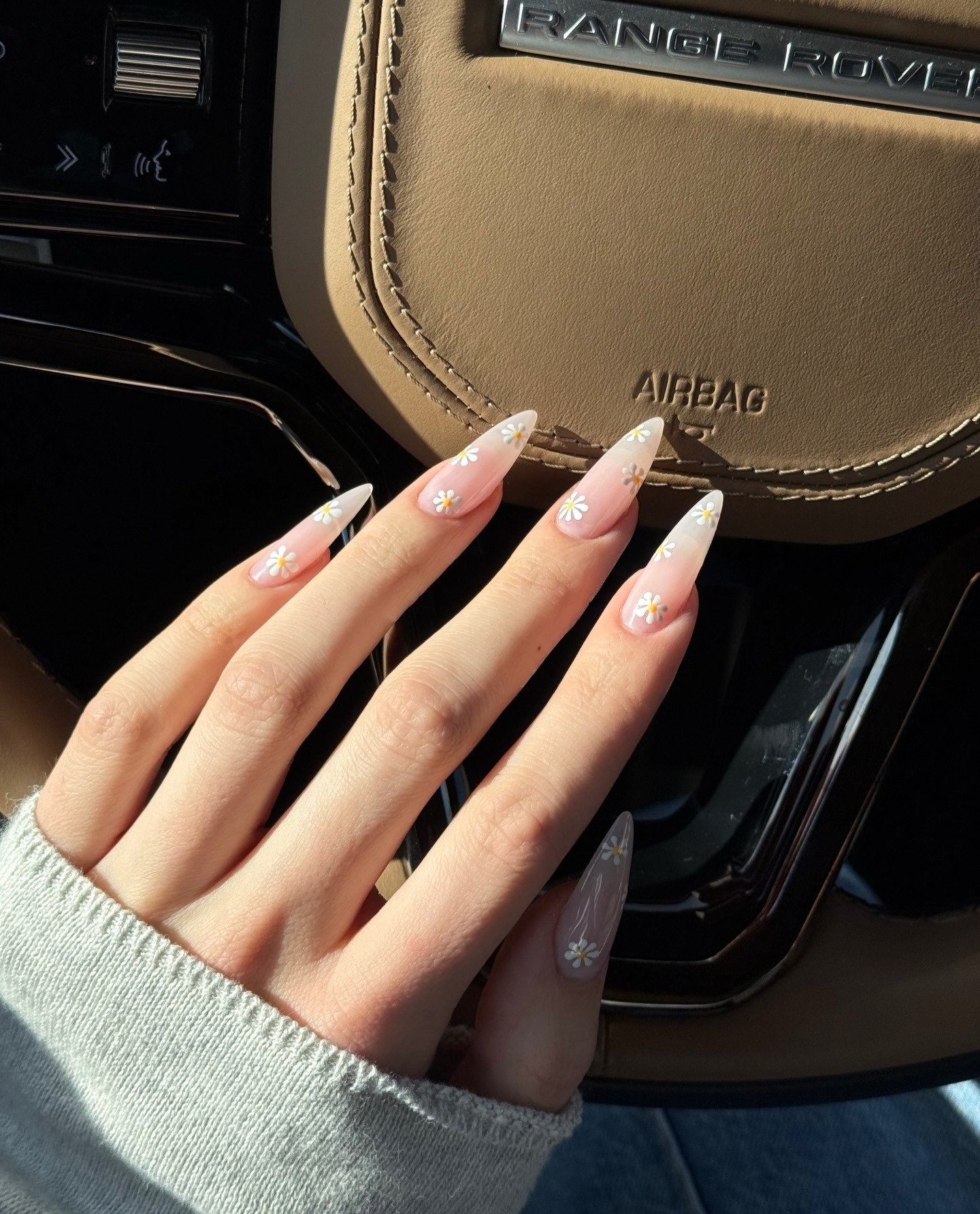 @nailsbyzola white nail designs
