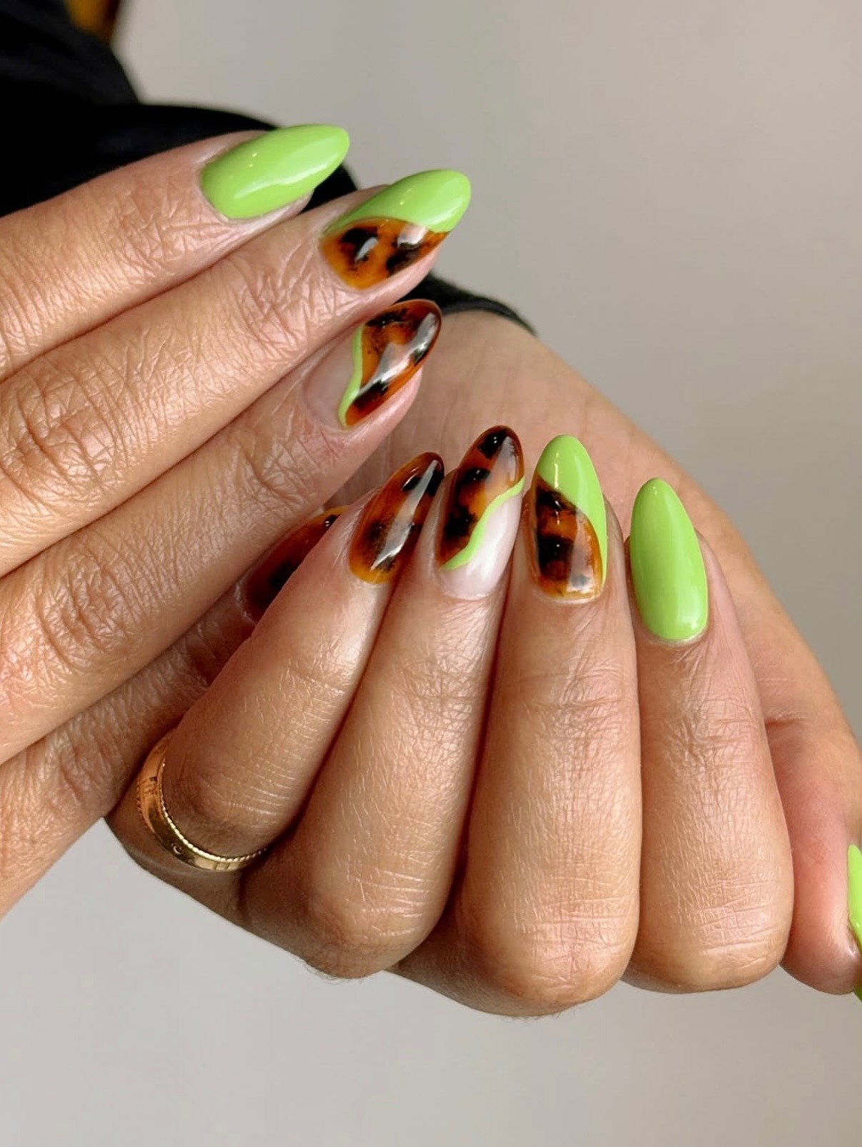green-tortoiseshell nail art