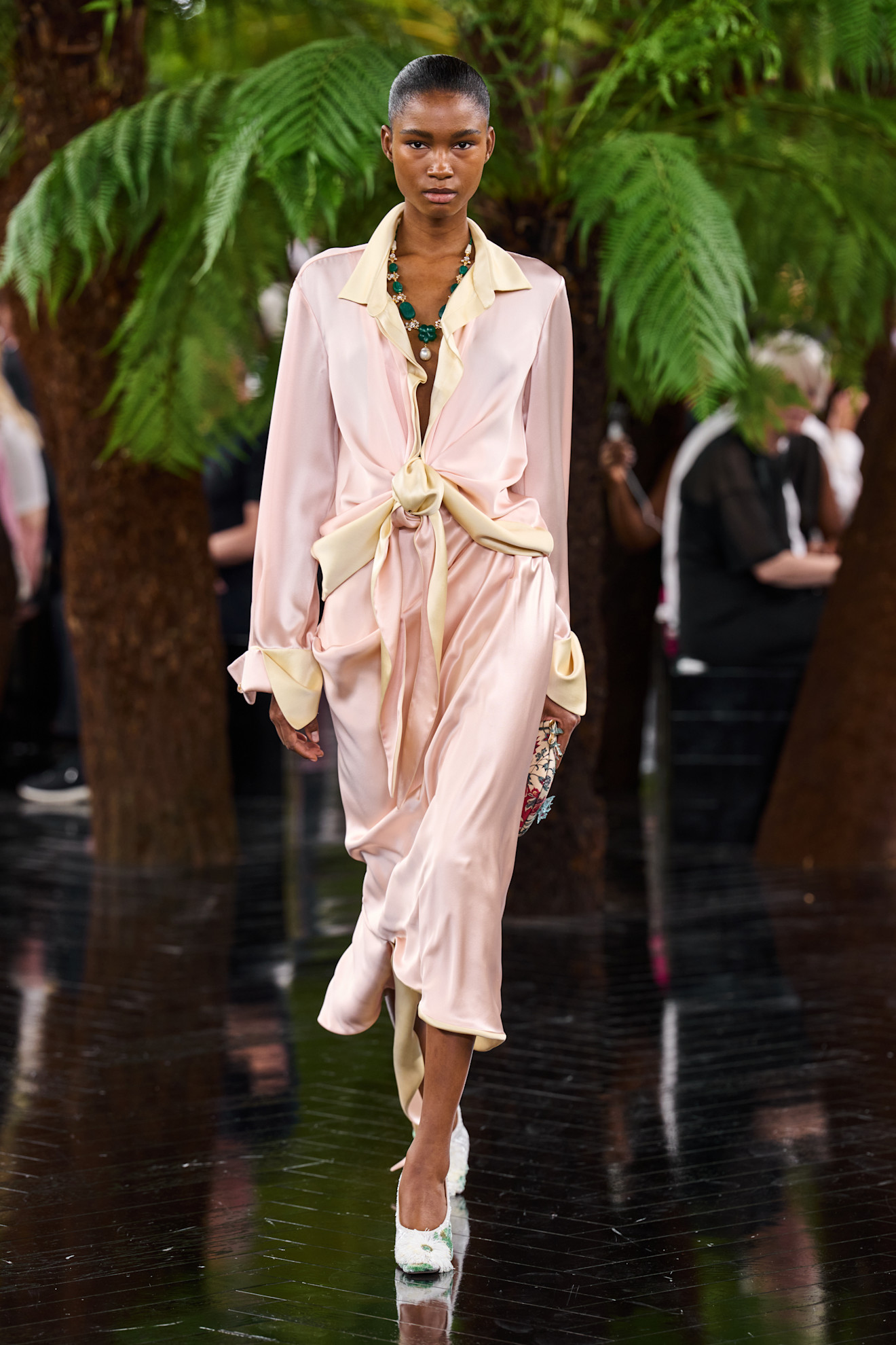 An image of the Dior FW26 Haute Couture runway.