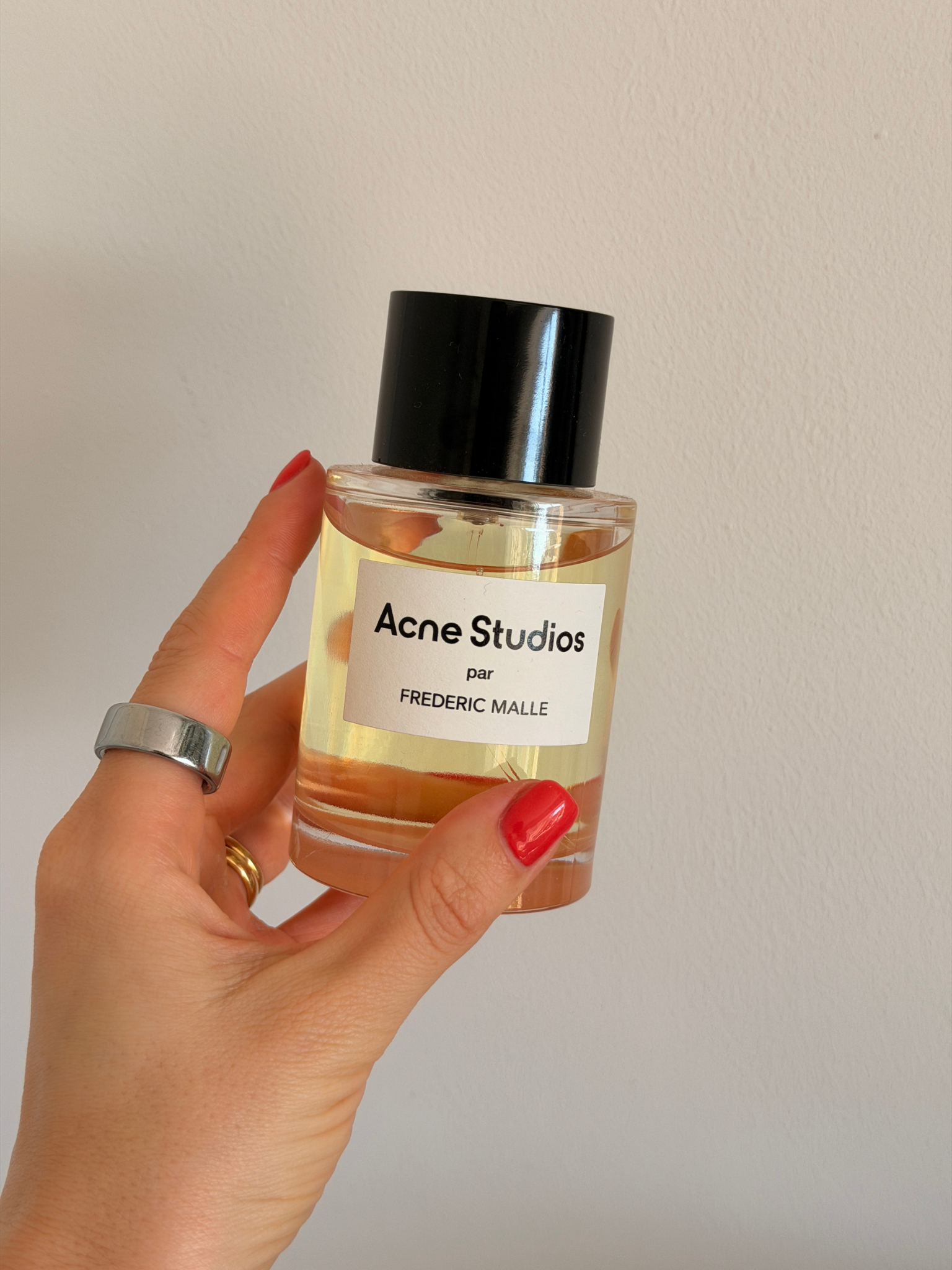 Grace Day holding Acne Studios par Frédéric Malle