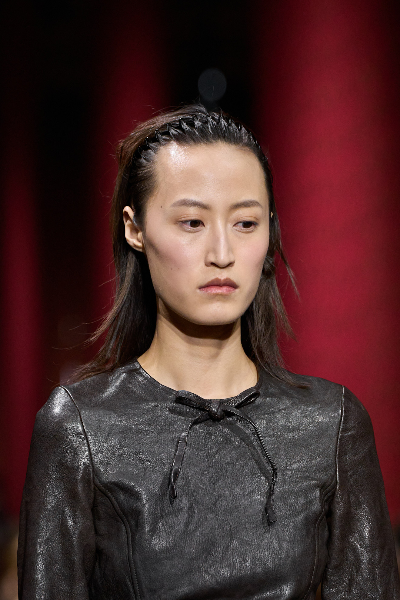 a model wears a zig-zag headband on the runway.