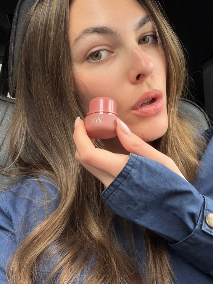 Selfie of Vittoria Ceretti applying blush