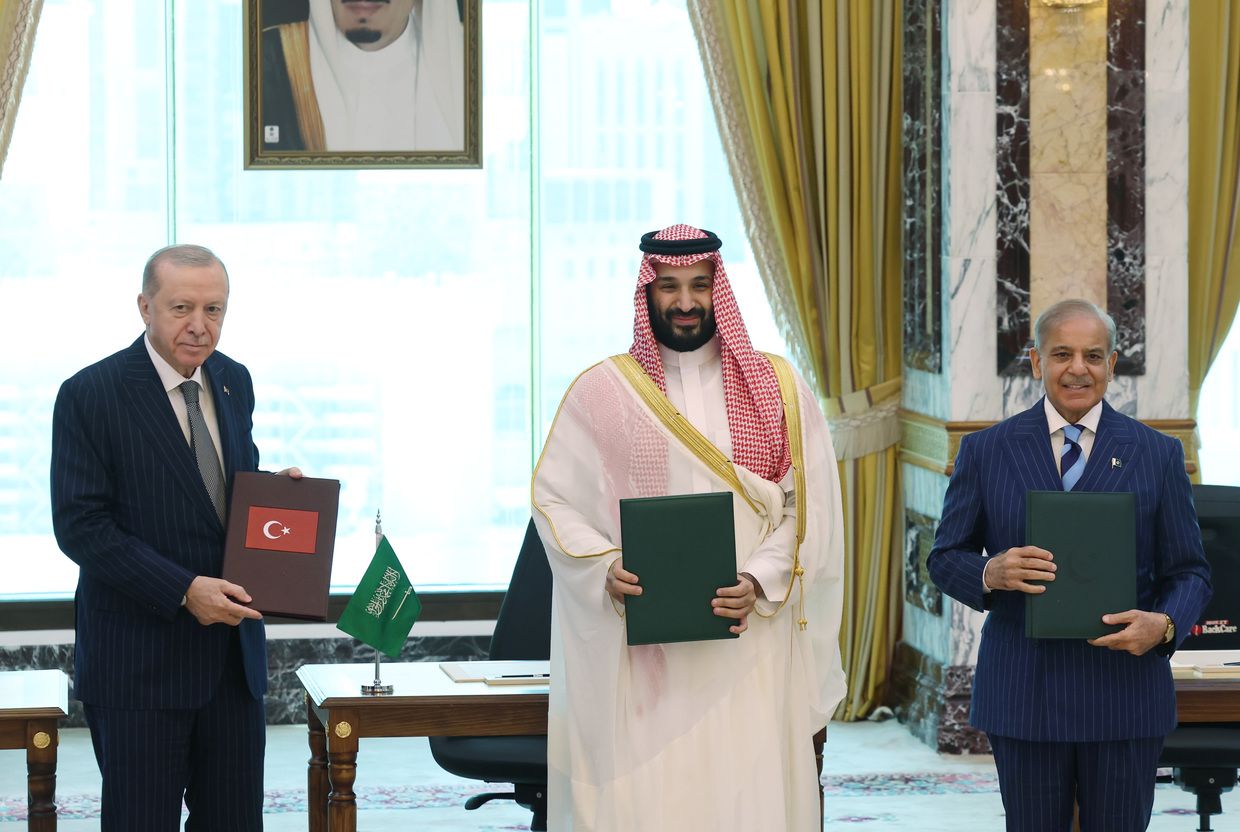 Turkish President Recep Tayyip Erdogan (L), Saudi Crown Prince Mohammed bin Salman (C) and Pakistani Prime Minister Shehbaz Sharif (R) sign a trilateral joint defense agreement in Mecca, Saudi Arabia, August 7, 2026